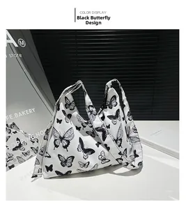 Dettaglio della borsa tote bianca con stampe di farfalle nere su sfondo veneziano