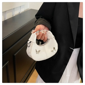 Détail du sac demi-lune blanc avec texture marbrée et papillons argentés