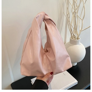 Detail der rosa gefalteten Beuteltasche mit einzigartigem geknotetem Griff für Damen
