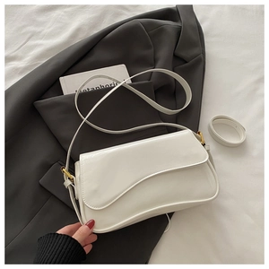 Primer plano del bolso bandolera blanco brillante con solapa curva y hebilla de metal dorado