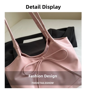 Détail du sac à bandoulière en similicuir rose avec un nœud décoratif élégant