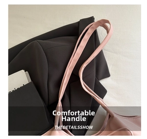 Détail de la anse en cuir souple du sac cabas rose avec bandoulière confortable