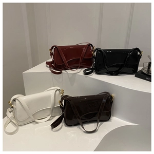 Bolsos de hombro en charol de cuatro colores con hebillas magnéticas doradas
