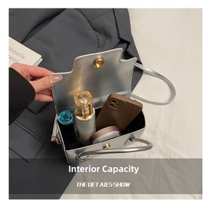 Détails de la capacité intérieure pour téléphone et maquillage du sac à bandoulière argent