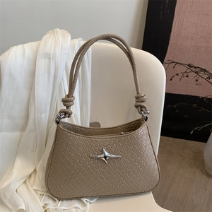 Trendige lattebraune geflochtene Hobo-Tasche mit Sternemblem und Knotenschultergurt