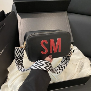 Sac Bandoulière Femme Tendance En Cuir PU Avec Décoration Lettre Large Sangle Tissée Géométrique Mode Sac Caméra Carré