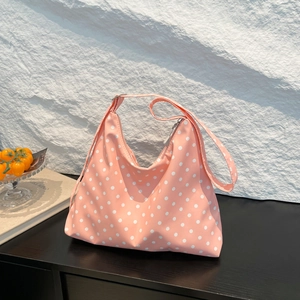 Borsa a tracolla in tela rosa a pois con forma a mezzaluna e grande capacità interna
