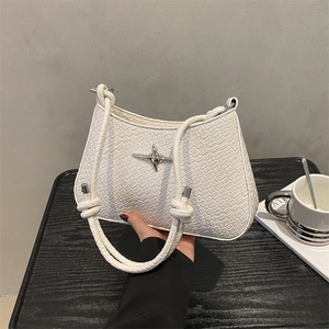 Weiße Handtasche mit Stern-Logo und Krokodil-Prägung im eleganten Handheld-Design