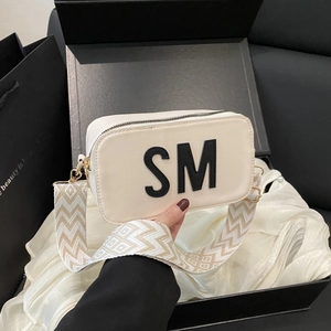 Petit sac bandoulière blanc avec motif lettres SM noires et large sangle géométrique