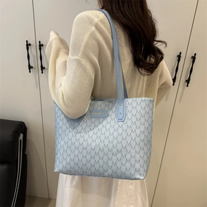 Light blue tote bag with M-letter print and gold FASHION plaque, large capacity shoulder bag