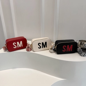 Sacs à bandoulière tendance avec sangles géométriques en cuir rouge, blanc et noir