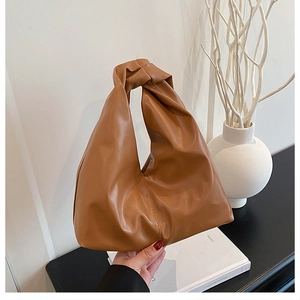 Detailansicht der braunen Bucket Bag mit modischem geknotetem Tragegriff-Design