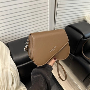 Sac bandoulière selle marron avec rabat asymétrique et gravure argentée tendance