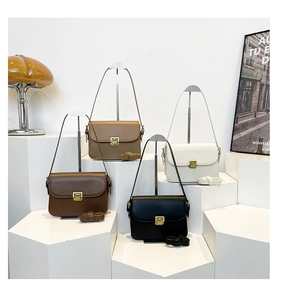 Détail de sacs à bandoulière vintage en cuir mat en quatre couleurs avec boucles dorées