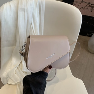 Sacoche besace beige minimaliste pour femme avec boucle argentée et bandoulière réglable