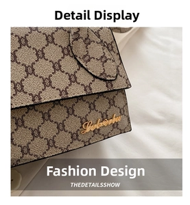Gros plan sur un sac porté épaule vintage beige avec logo métallique doré détaillé