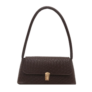 Sac baguette marron tissé avec boucle en métal doré et longue poignée ronde