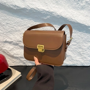 Sac bandoulière vintage en cuir marron avec rabat rectangulaire et boucle dorée élégante