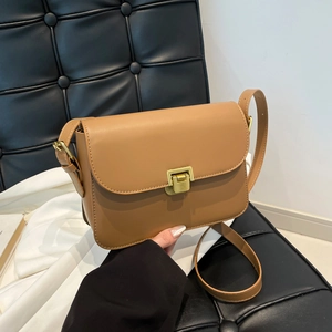 Sac bandoulière vintage en cuir marron avec boucle dorée élégante et sangle