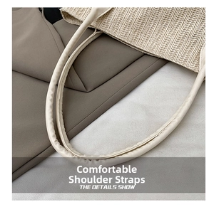 Dettaglio della borsa tote in paglia intrecciata con spalline in morbida pelle crema
