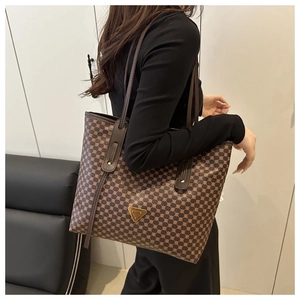 Gros plan détaillé du sac cabas rétro avec motif géométrique et logo triangle doré