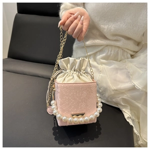 Detail der rosa Beuteltasche mit Schlangenmuster, Perlengriff und goldener Kette