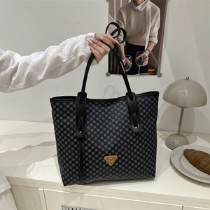 Grand sac cabas minimaliste aux motifs géométriques gris et détail de logo doré