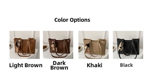 Détail de sacs cabas en quatre couleurs avec foulards en soie et texture PU de qualité