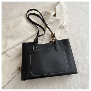 Détail d'un cabas noir avec surpiqûres blanches contrastées et foulard décoratif chic