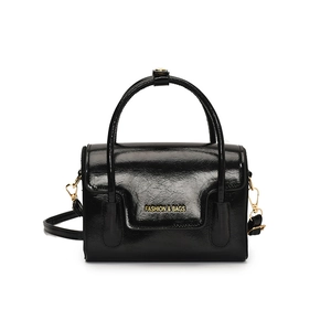 Sac à main carré en cuir verni noir avec détails dorés et bandoulière amovible