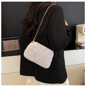 Détail de paillettes colorées et d'une chaîne dorée sur un sac à bandoulière élégant