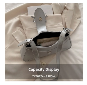 Vue intérieure du sac baguette argenté montrant la capacité pour téléphone et accessoires