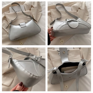 Détail du sac à bandoulière en cuir métallisé argenté avec nœud papillon Y2K