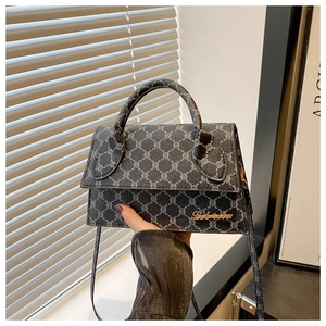 Gros plan détaillé d'un mini sac à bandoulière en toile vintage avec motif chaîne et logo