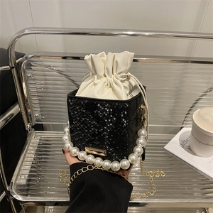 Elegante schwarze Schlangenhaut Beuteltasche mit Perlengriff und Kordelzugbeutel