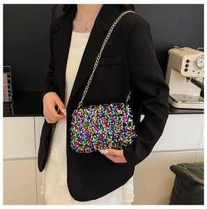 Détail des paillettes multicolores et de la chaîne dorée sur ce sac de soirée élégant