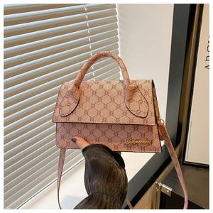 Détail du sac vintage avec motif monogramme marron et logo en métal doré
