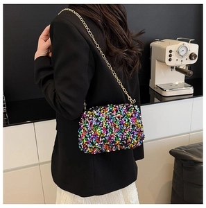 Détail des paillettes multicolores et de la chaîne dorée du petit sac bandoulière