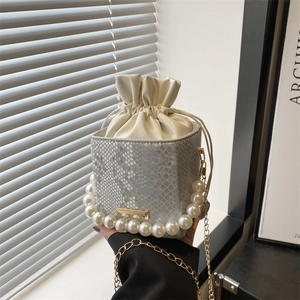 Silberne Eimertasche mit Schlangenmuster, Perlengriff und goldener Kette für Damen