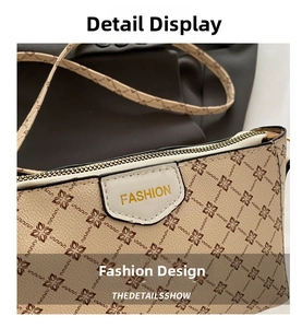 Dettaglio della borsa a tracolla in pelle PU beige con motivo vintage e logo dorato