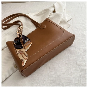 Cabas en cuir marron avec surpiqûres blanches contrastées et détail d'écharpe en soie