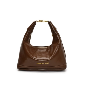 Sac hobo en cuir huilé marron brillant avec poignée dorée et détails logo