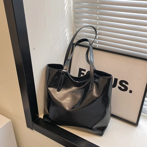 Borsa tote minimalista nera lucida in ecopelle con fibbia a tracolla regolabile