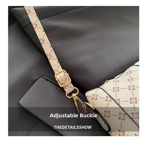 Dettaglio della fibbia dorata regolabile sulla borsa a tracolla beige a fiori in ecopelle