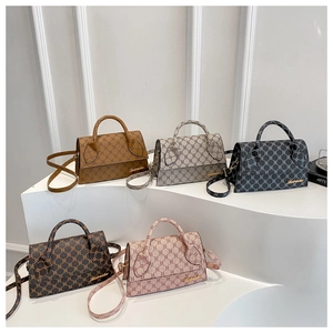 Cinq sacs bandoulière à carreaux sur marches blanches en marron, gris, noir et rose
