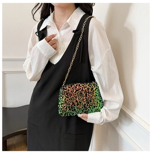 Détail du mini sac à paillettes colorées avec dégradé et fine bandoulière dorée