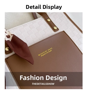 Dettaglio della borsa tote tessuta bianca con tasca in pelle marrone e foulard