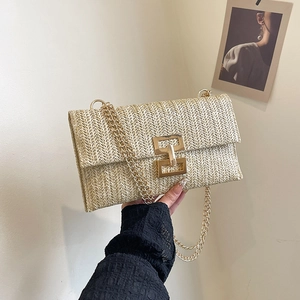 Borsa a tracolla a busta in paglia con catena dorata e chiusura decorativa da donna