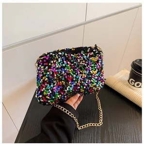 Détail des paillettes colorées et de la chaîne dorée sur un sac carré scintillant