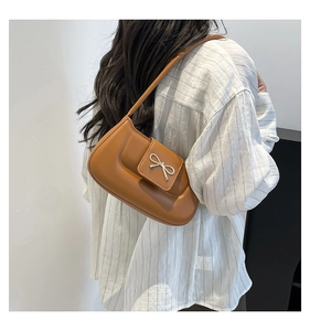Vue arrière d'un mannequin portant un sac porté épaule marron avec boucle nœud